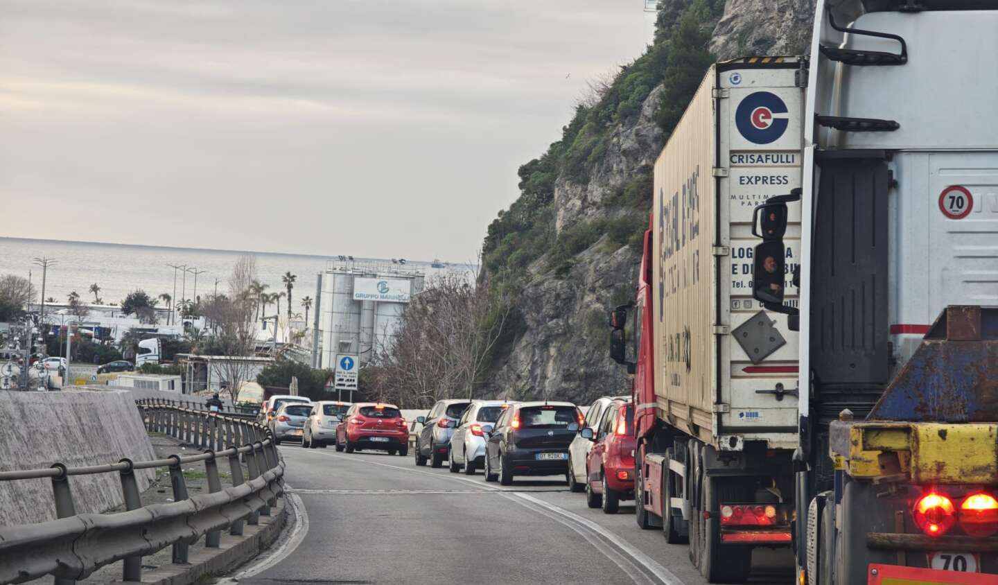 VIDEO/ Traffico al porto, ancora lavori ma meno caos