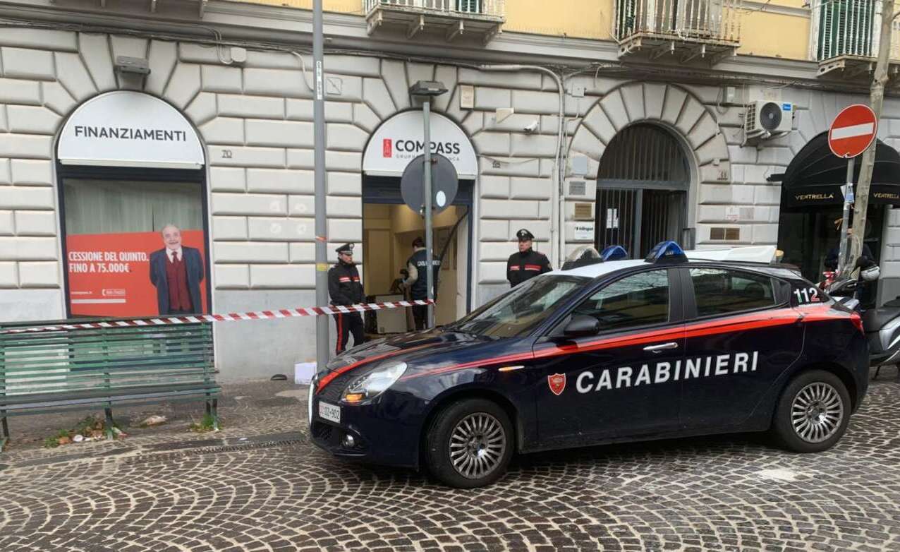 FOTO/ Con l’auto sfondano la vetrina: furto in un’attività commerciale del Vomero