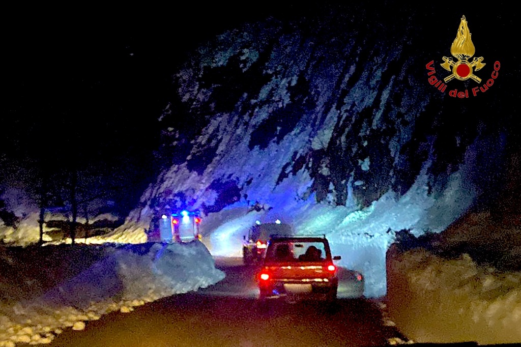 FOTO/ Bloccati per la neve sul Terminio, salvati dai Vigili del Fuoco