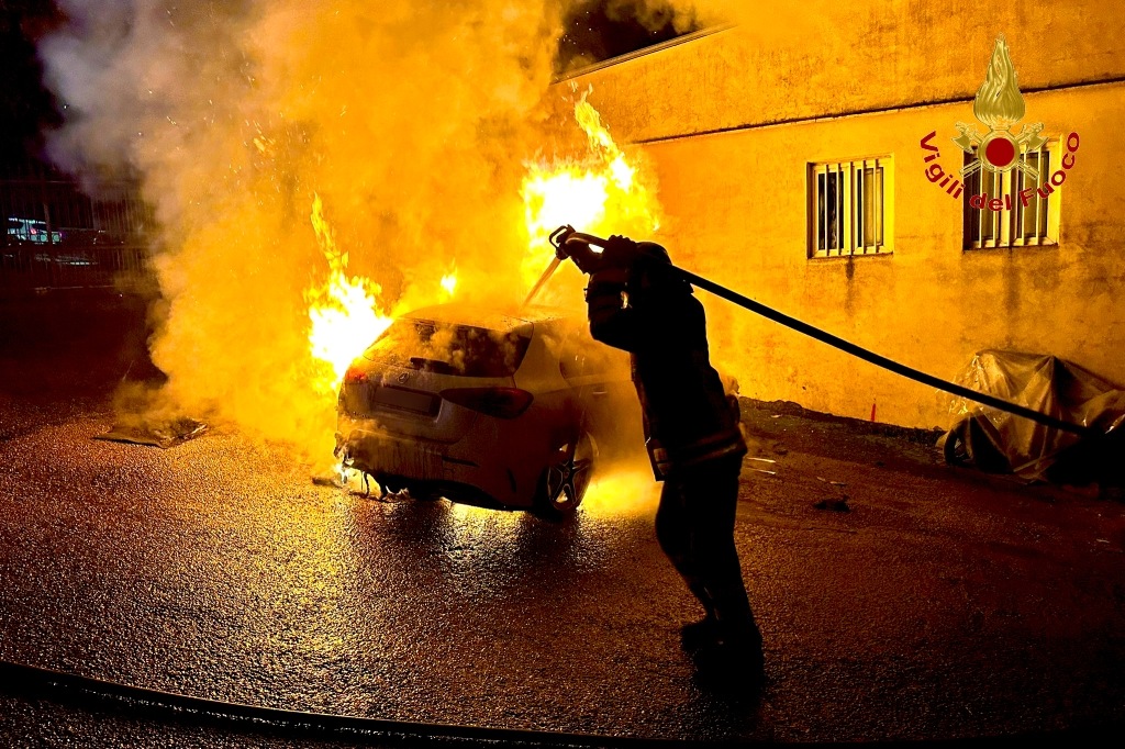 FOTO/ Auto in fiamme nella notte in città, indagini in corso