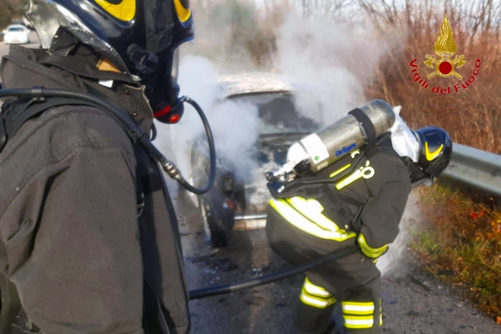 FOTO/ A fuoco auto in transito: 74enne vivo per miracolo