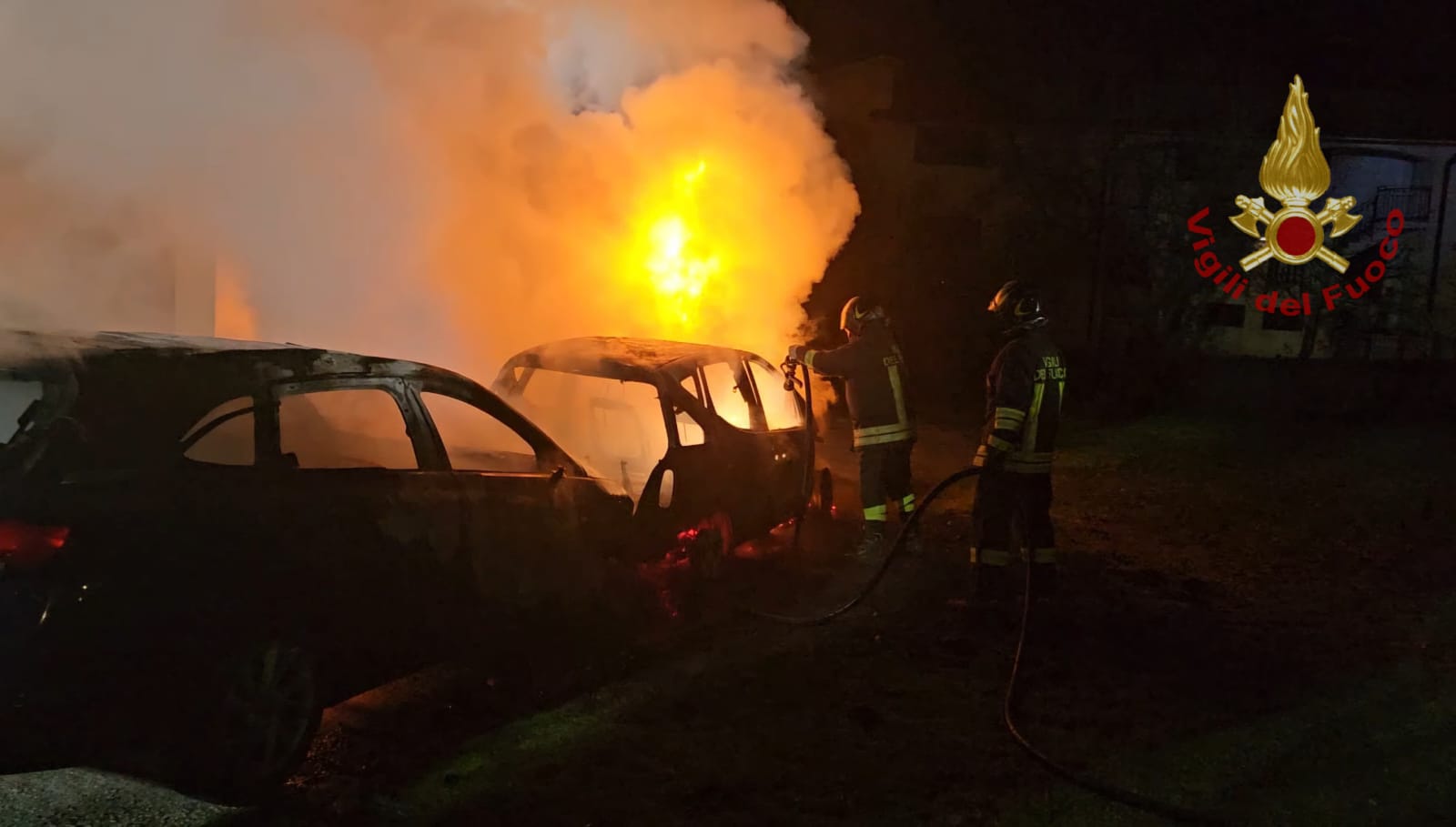 Due auto in fiamme nella notte, indagano i Carabinieri