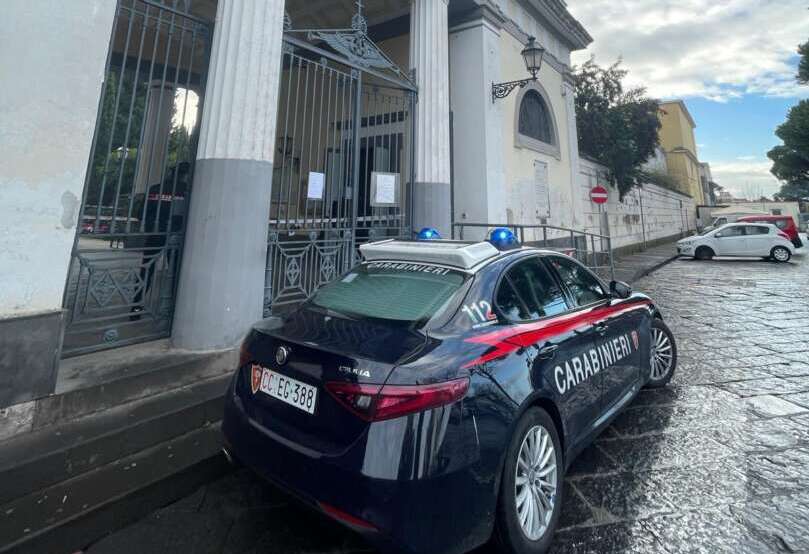 Tre fori proiettili vicino all’ingresso del cimitero di Portici