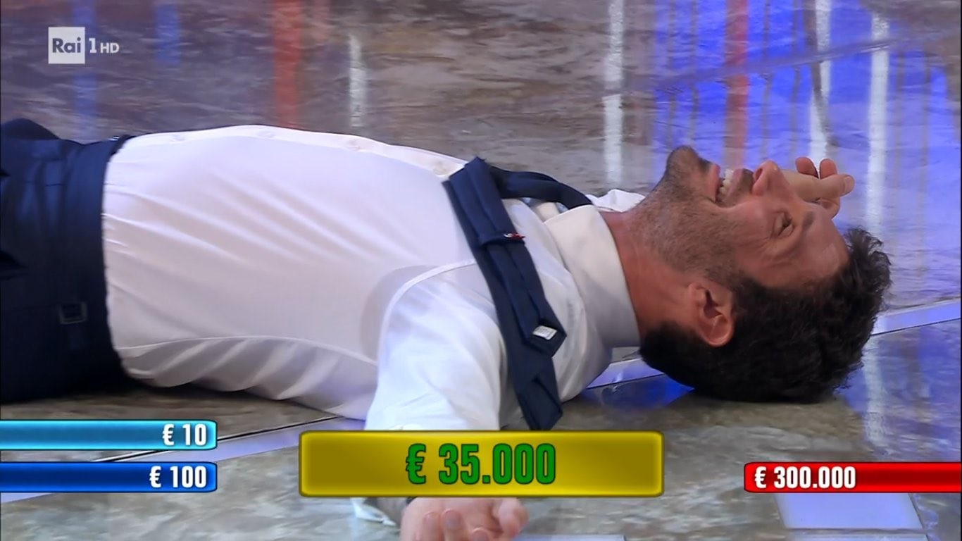 Stefano De Martino da record: trionfo di ascolti con ‘Affari Tuoi – Lotteria Italia’