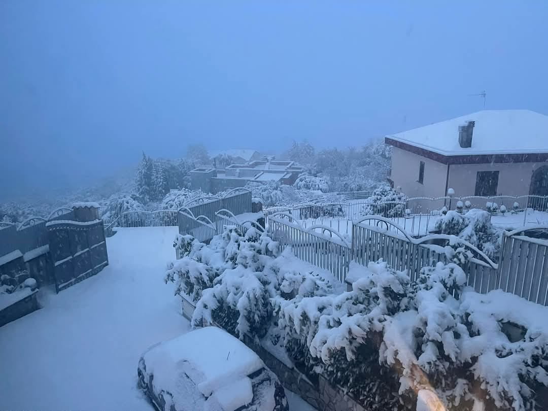 FOTO/ Neve nei comuni del cratere, frana sulla Provinciale e disagi