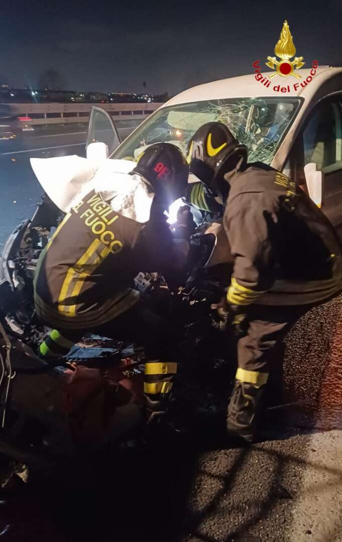 Con l’auto contro il guardrail, feriti gravemente un sacerdote e la madre