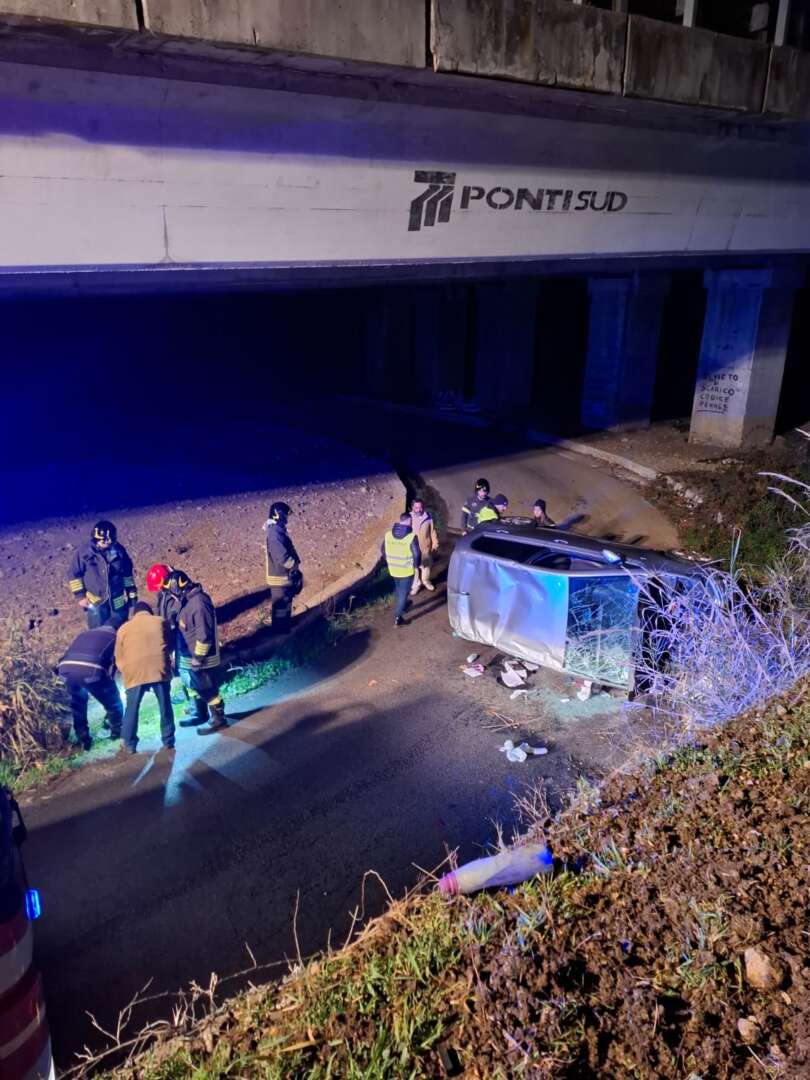 FOTO/ Giù dalla scarpata, auto si ribalta: conducente trasferito al Fatebenefratelli