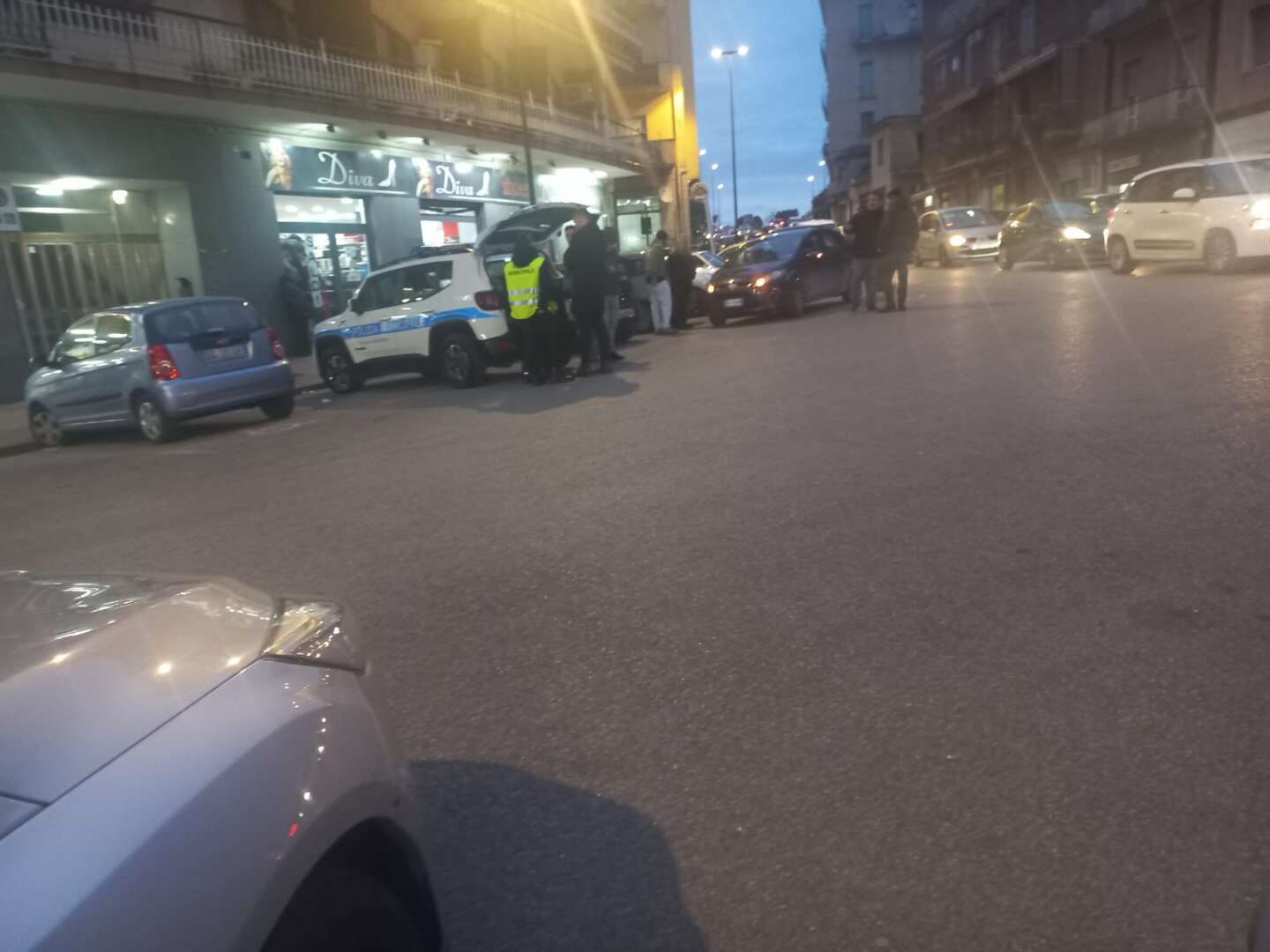 Impatto tra auto e scooter in via Munazio Planco: centauro finisce al ‘Fatebenefratelli’