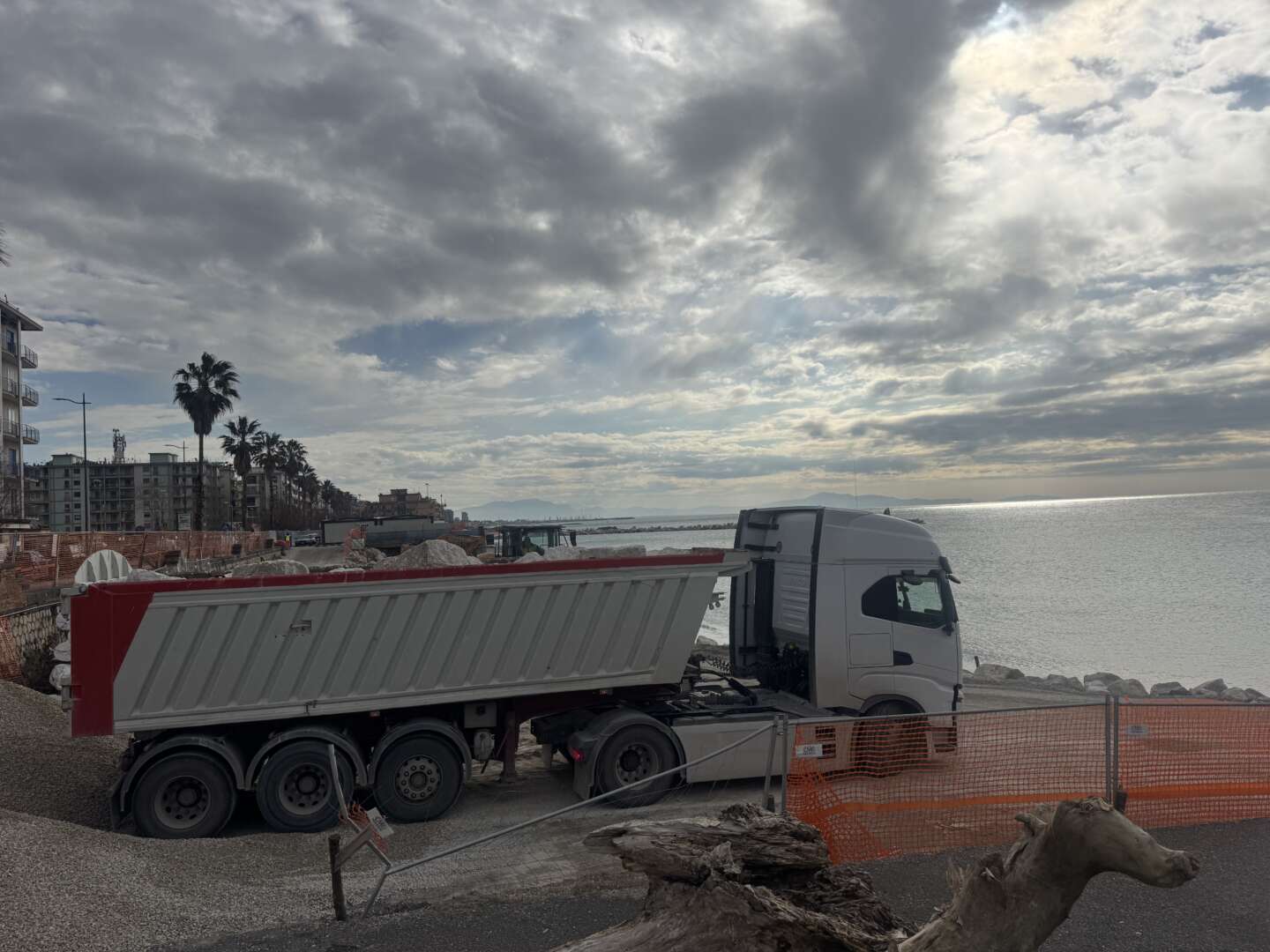 Ripascimento sul lungomare Marconi, lavori ripresi dopo lo stop