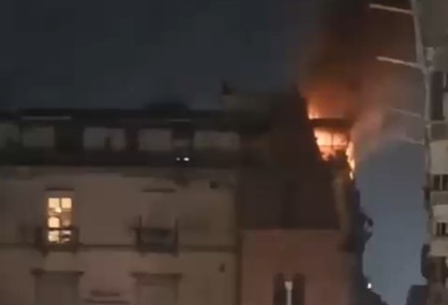 Colpi di pistola e casa incendiata, a Napoli ancora immagini choc per i botti di Capodanno