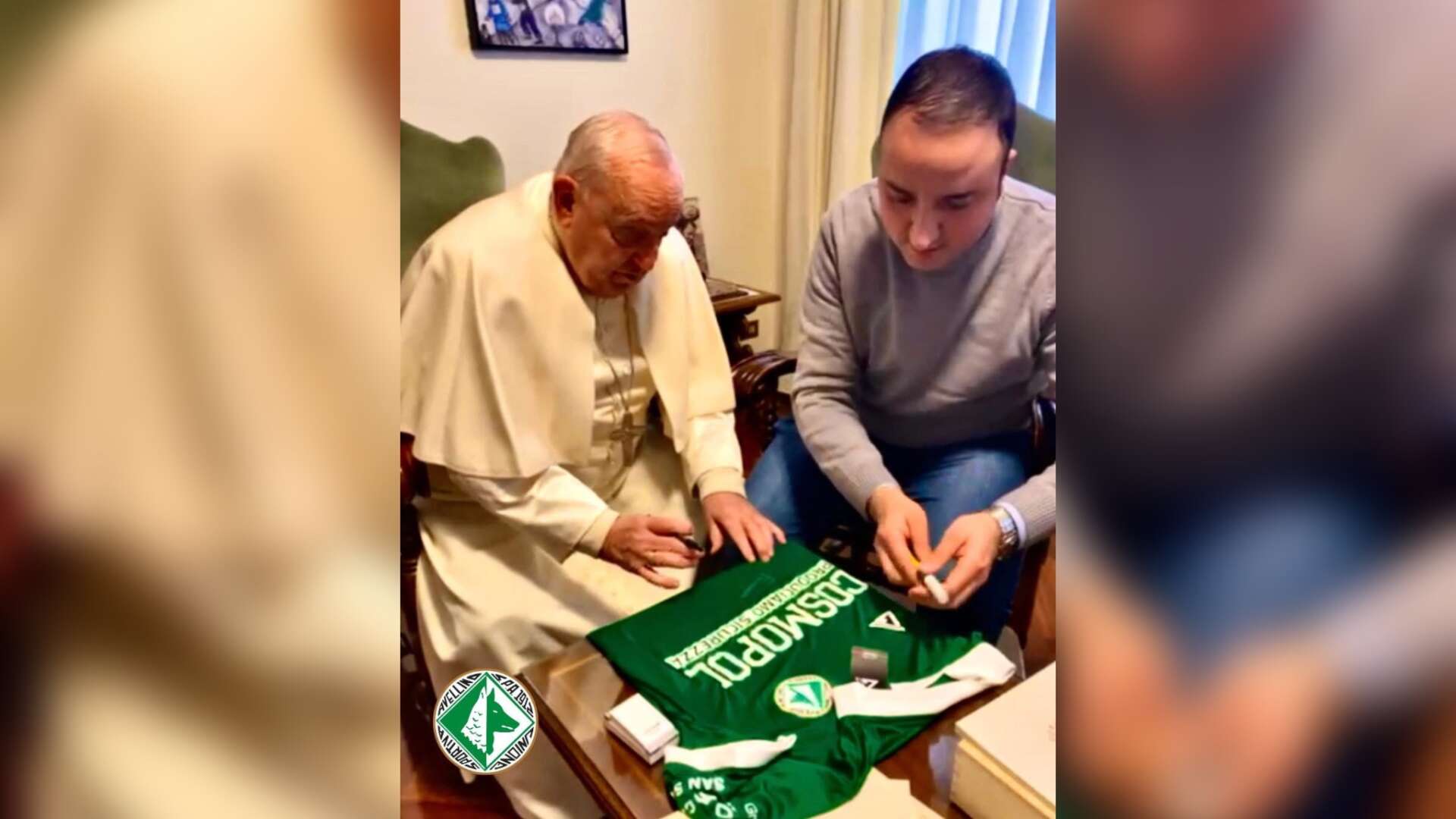 Papa Francesco benedice e firma la maglia dell’Avellino