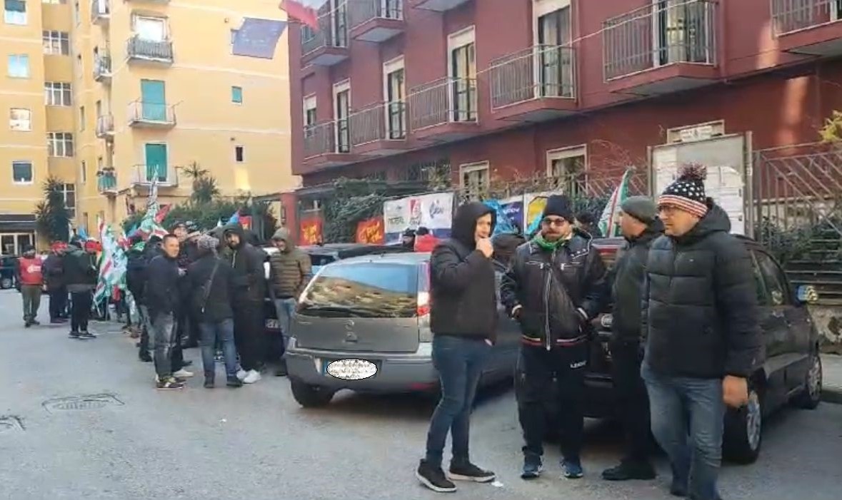 Salerno, lavoratori e sindacati metalmeccanici in protesta davanti a Confindustria