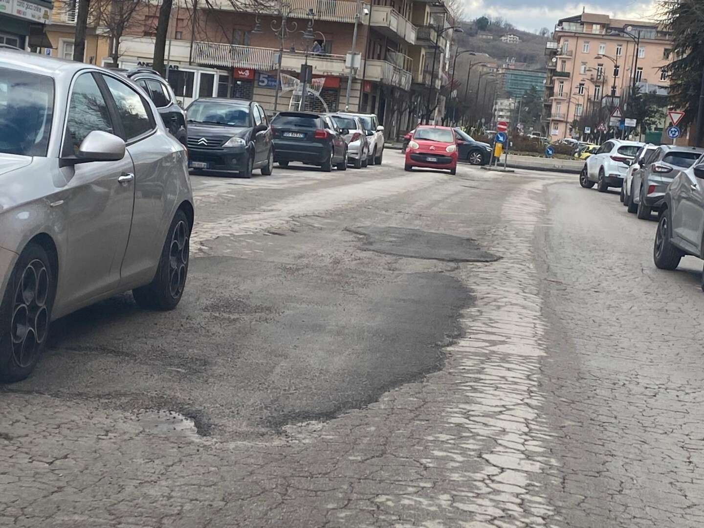 FOTO/ Strade dissestate: la toppa peggiore del buco