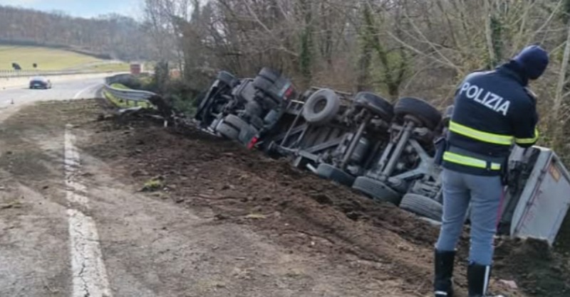 Paura sull’A16, camion si ribalta dopo lo scoppio di uno pneumatico