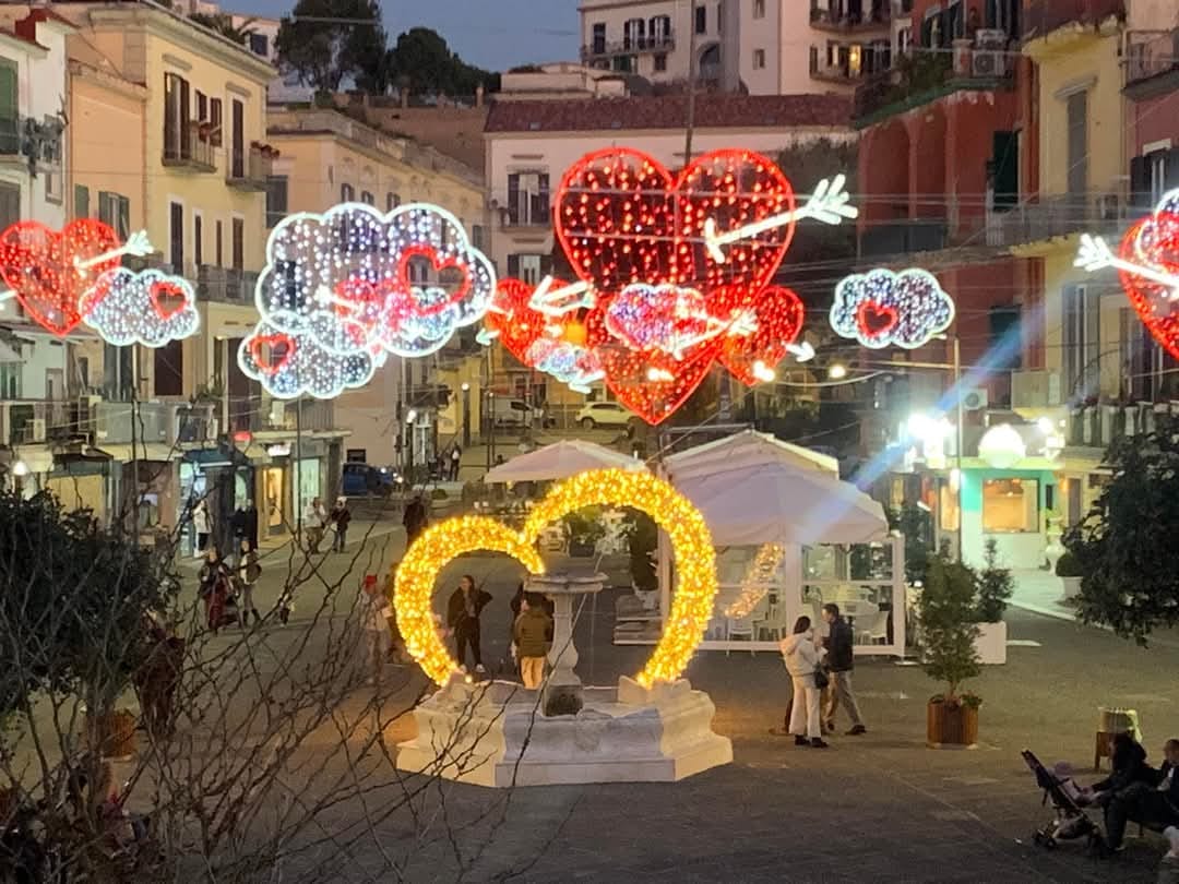 Hobbisti in piazza a Pozzuoli: festa dell’artigianato tra luci e addobbi di San Valentino