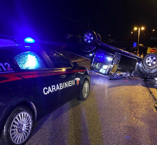 Auto si ribalta, il conducente scappa: indagano i Carabinieri