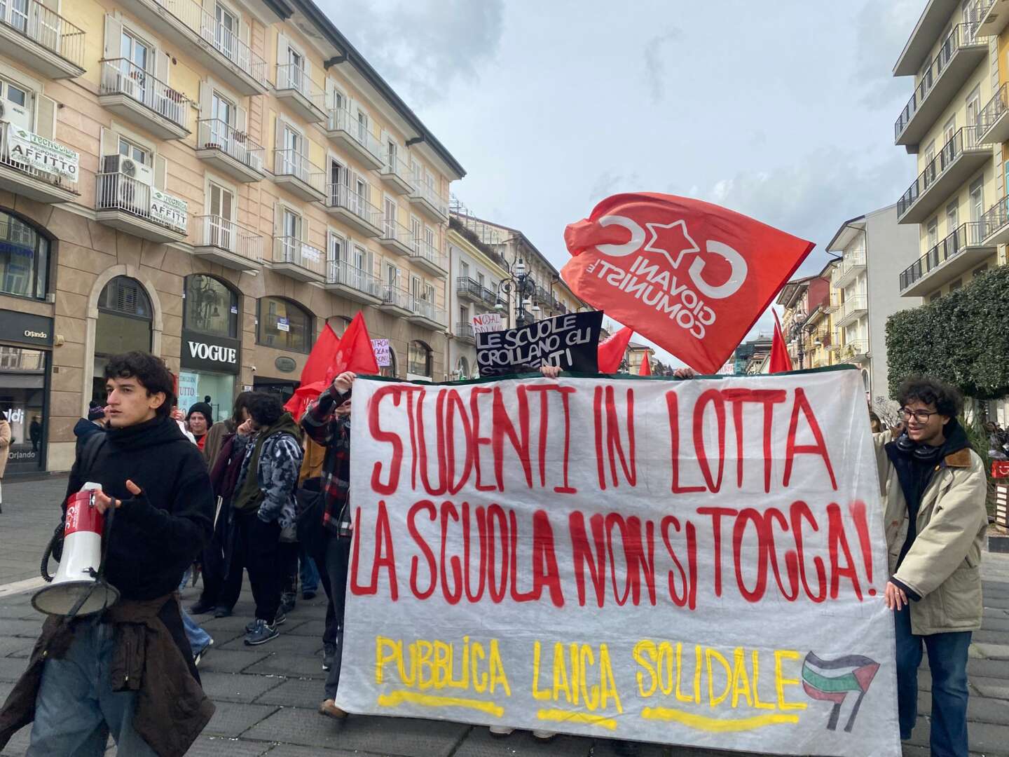 VIDEO FOTO Studenti in piazza: “Siamo tutti anti fascisti”