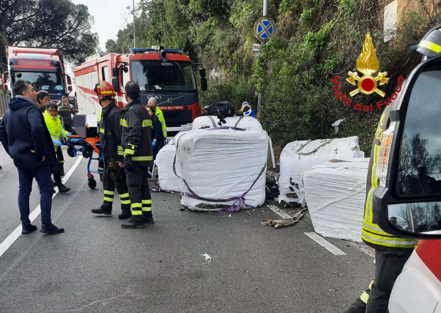 Camion perde carico: morto ciclista, ferito l’amico