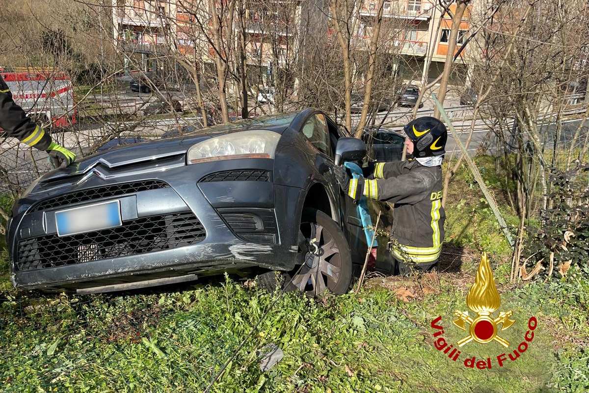 FOTO/ Sbanda con l’auto e si ribalta: 37enne in ospedale