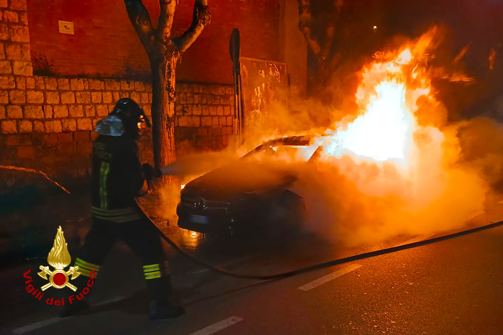 Auto in fiamme nella notte in centro città, indagini in corso