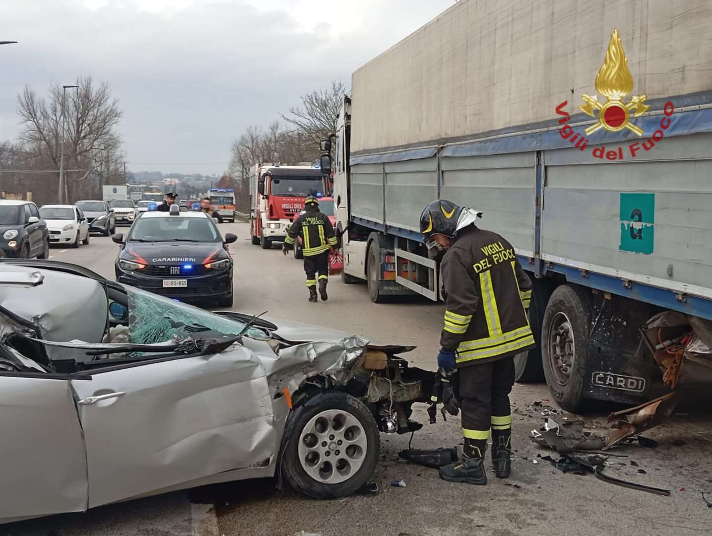 FOTO/ Auto impatta contro camion in sosta, un ferito in ospedale