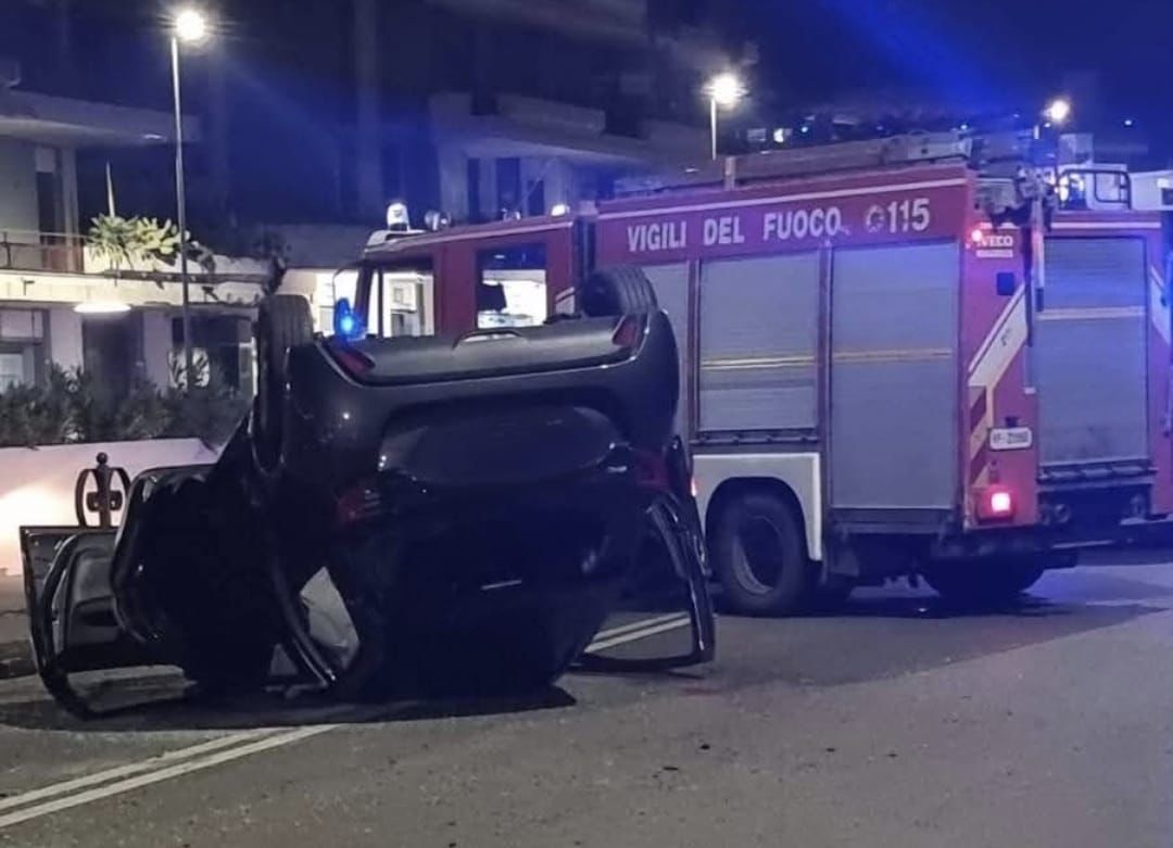 Torrione, auto si ribalta sul lungomare