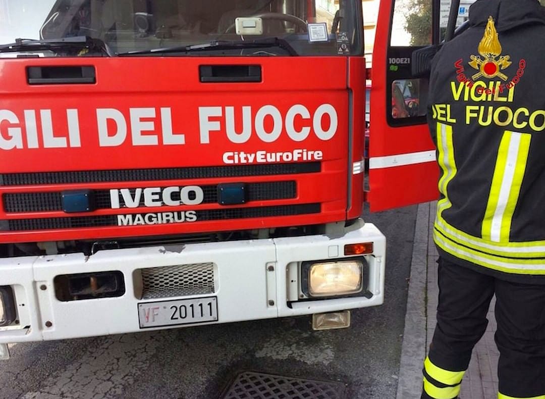 Incendio in casa, invalido salvato da carabiniere e passante