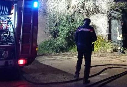 In fiamme un deposito vicino a una casa disabitata, indagini in corso