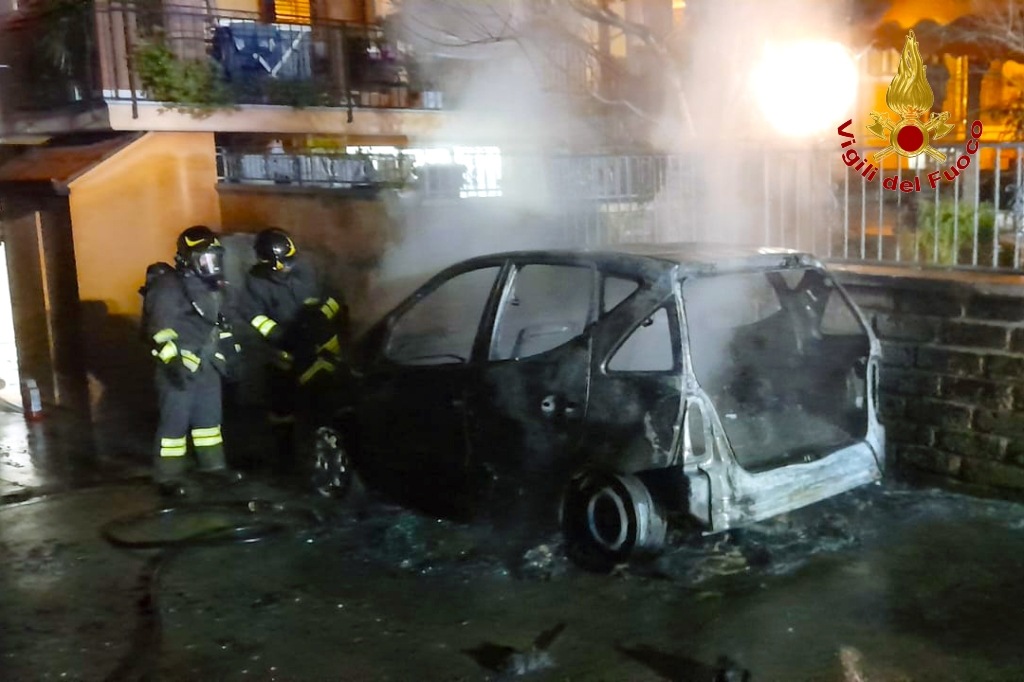 Auto in sosta in fiamme nella notte, intervento dei Vigili del Fuoco