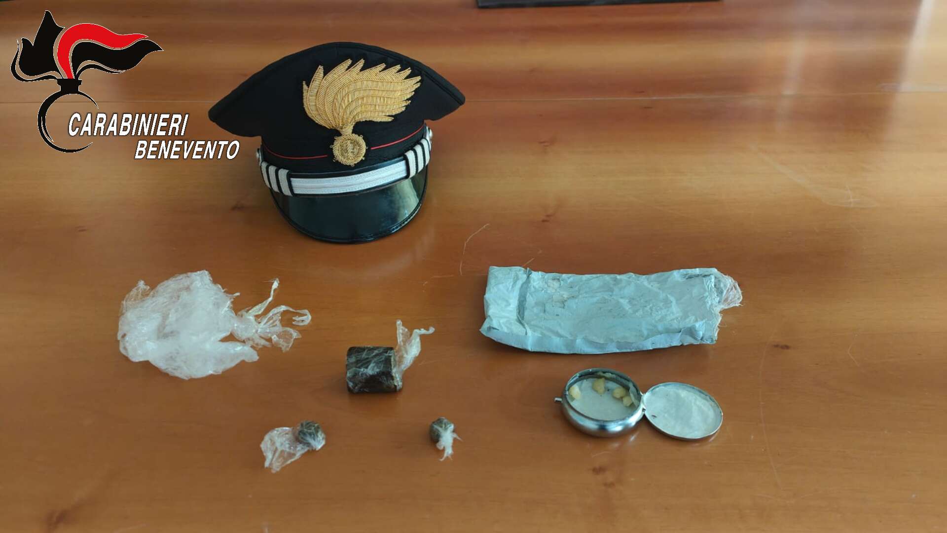 Benevento, blitz antidroga a scuola: 16enne sorpreso con hashish in classe