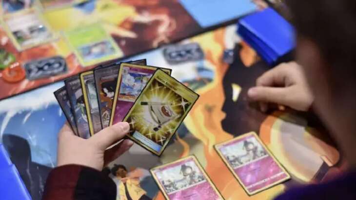 Non ha carte Pokemon, edicolante minacciata a Napoli con una spranga