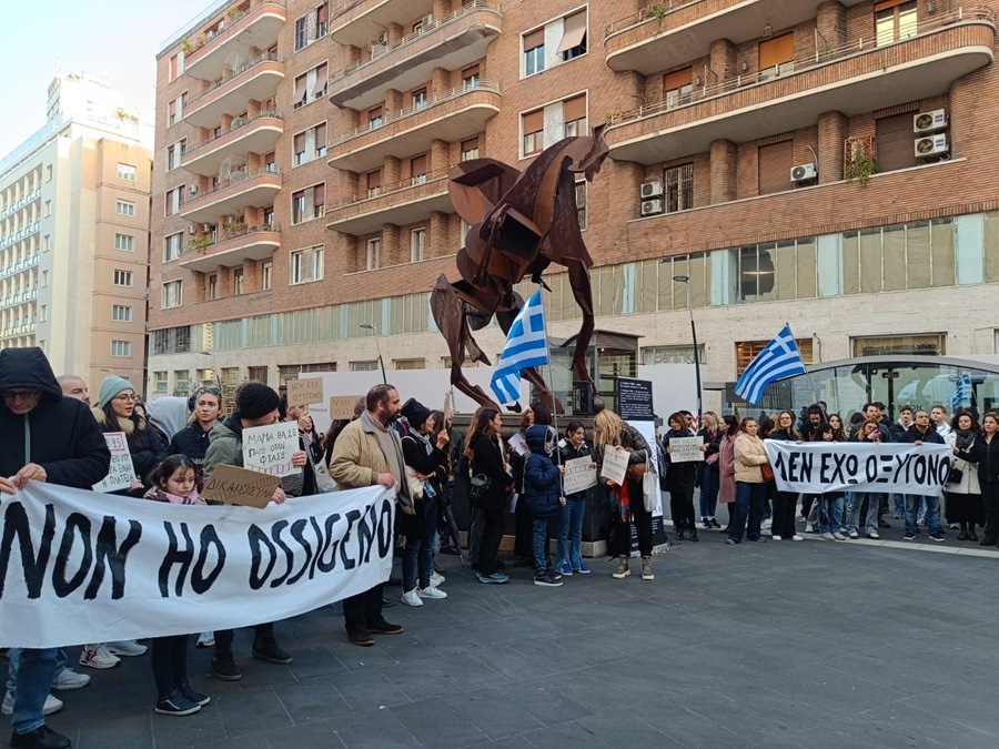 Napoli, comunità ellenica in piazza nell’anniversario della strage ferroviaria: “Giustizia”