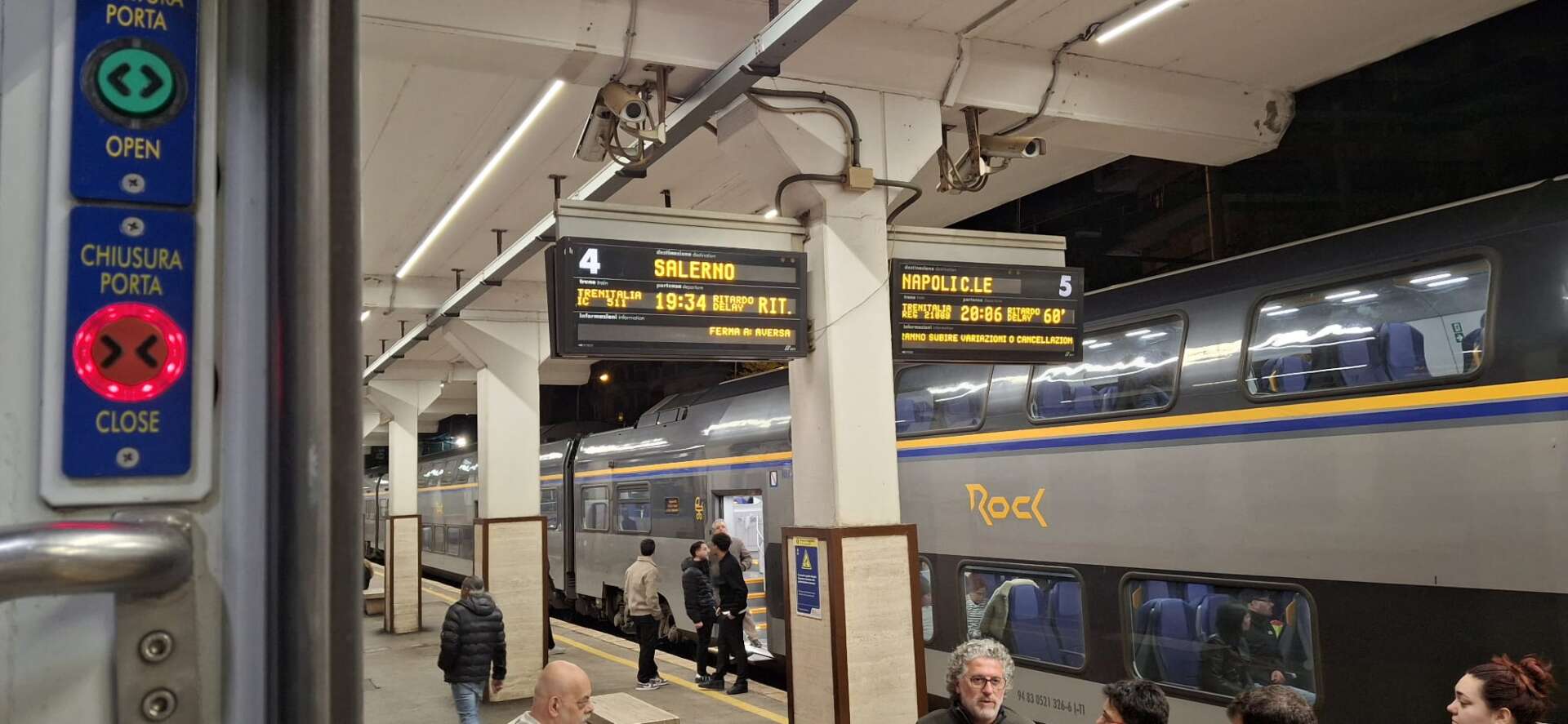 Guasto sulla linea ferroviaria nel Lazio, pendolari campani bloccati sui treni diretti a Salerno