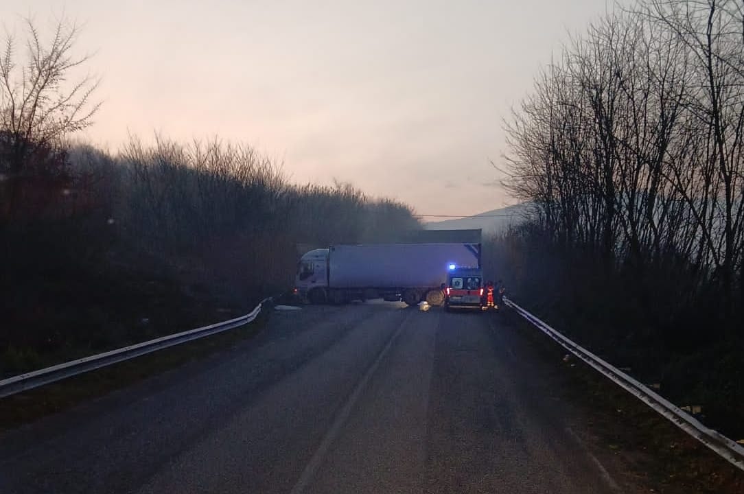 Fondovalle Isclero:  un ferito dopo lo scontro tra un Tir e un’auto