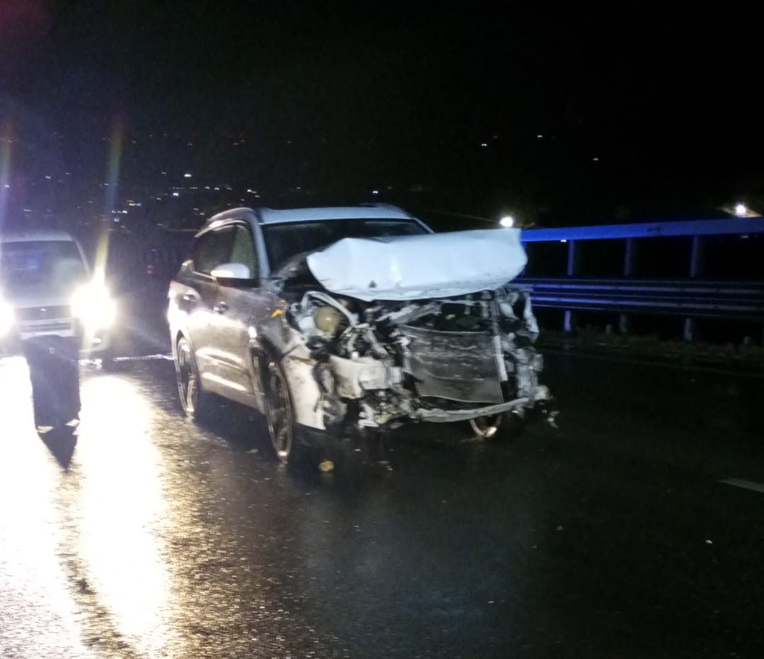 Auto sbanda e impatta contro il guardrail sulla Telesina: il bilancio è di due feriti