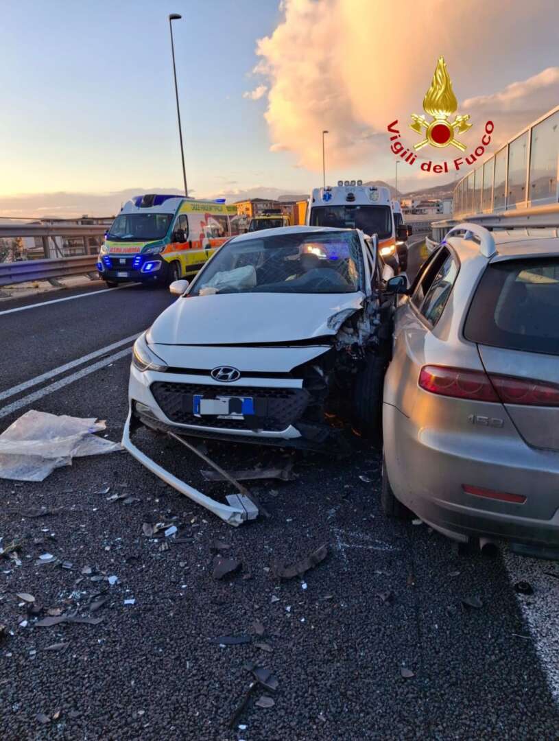 FOTO/ Incidente sulla A2 del Mediterraneo, sette feriti e due persone gravi