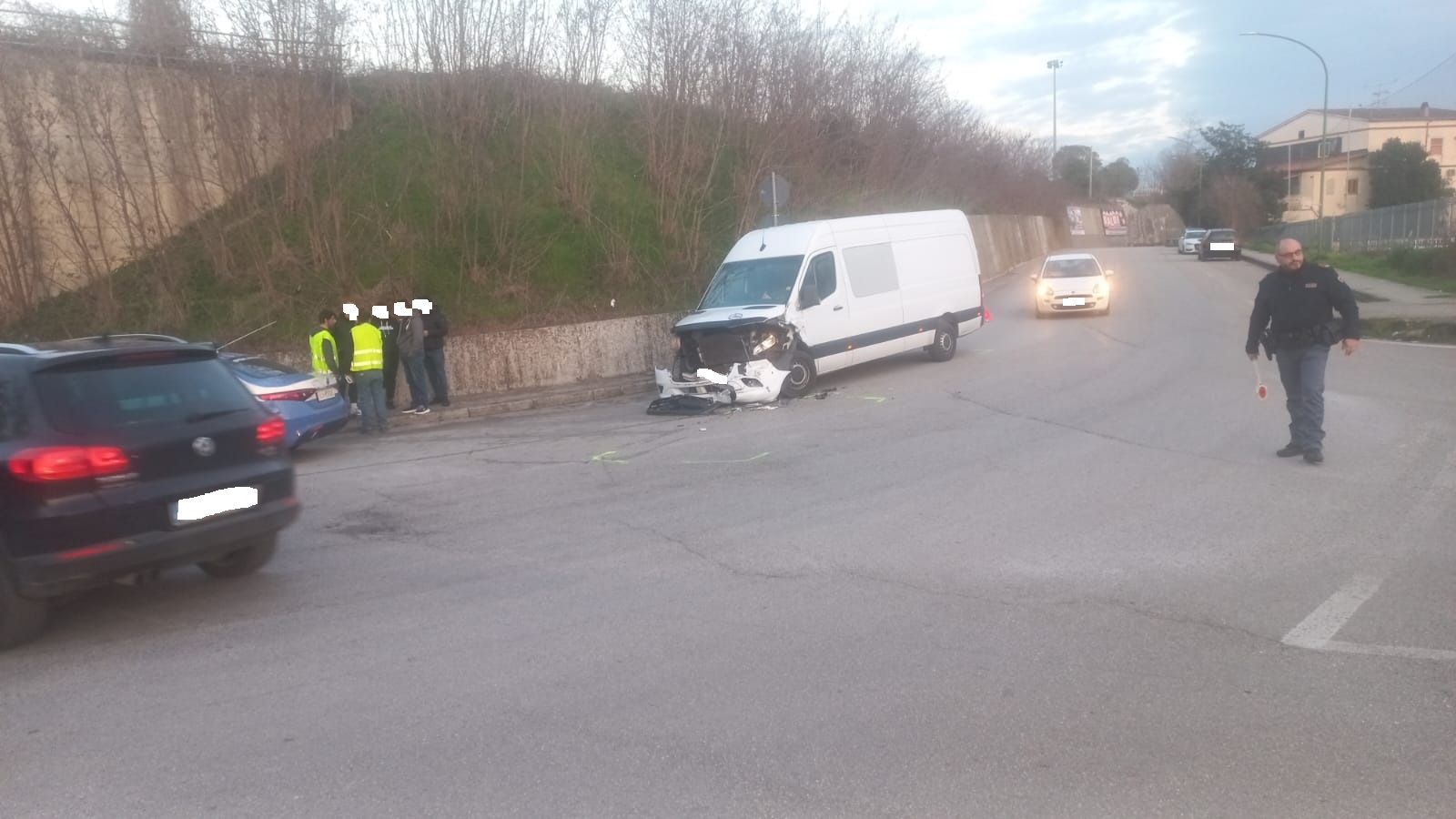 FOTO/ Scontro tra auto e furgone: nessun ferito nel frontale alle porte della città