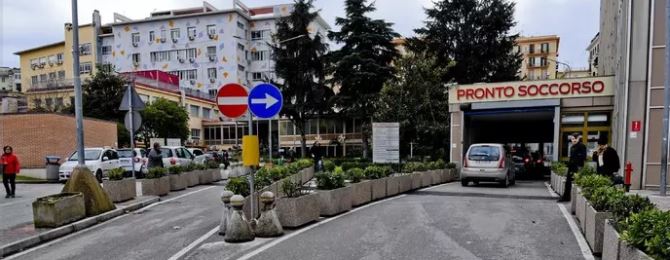 Vigile aggredito da parcheggiatore davanti a ospedale Santobono