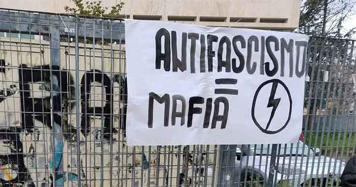 “Antifascismo = Mafia”: indignazione per gli striscioni a scuola