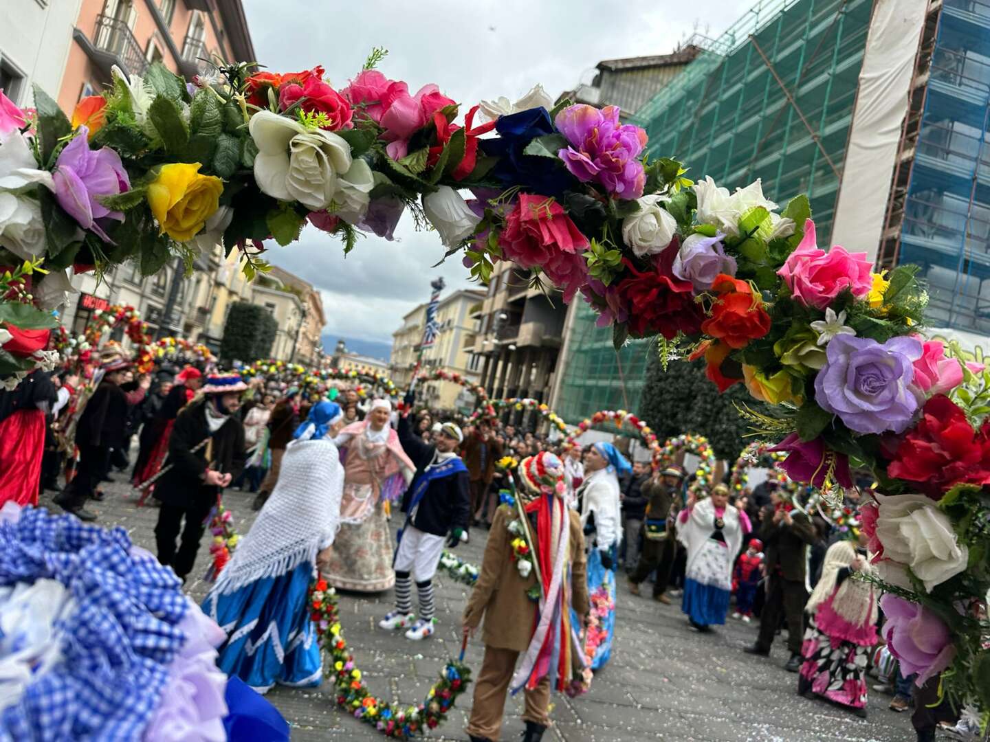 VIDEO  FOTO/ Espolde l’onda festosa e colorata del Carnevale