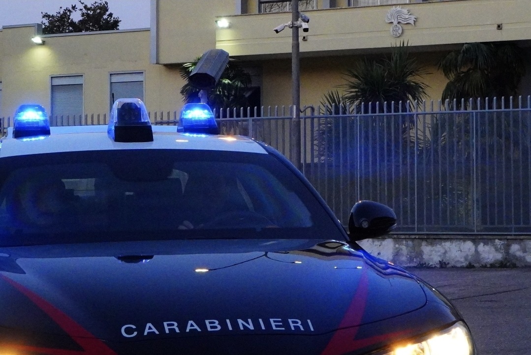 Minaccia e aggredisce la madre che la ospita: 42enne arrestata dai carabinieri