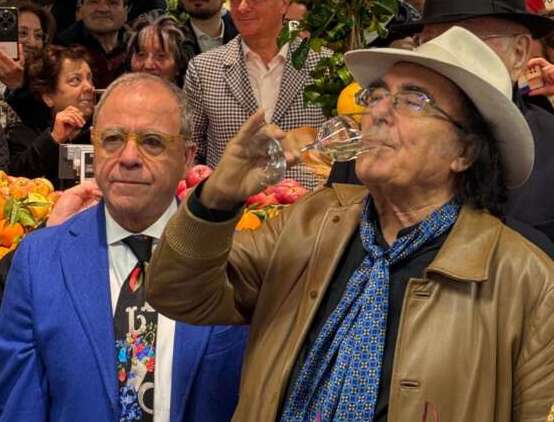 VIDEO/ Montesarchio, il Liz Gallery accoglie il supermercato ‘Piccolo’. Folla di fan per Al Bano