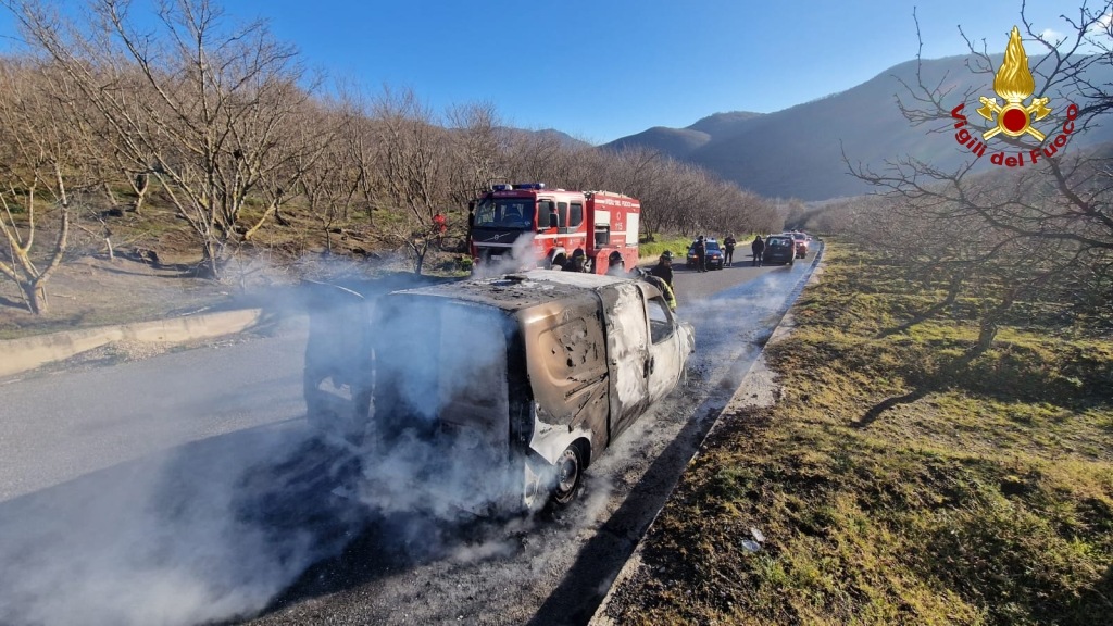 Furgone in transito avvolto dalle fiamme, intervengono i Vigili del Fuoco