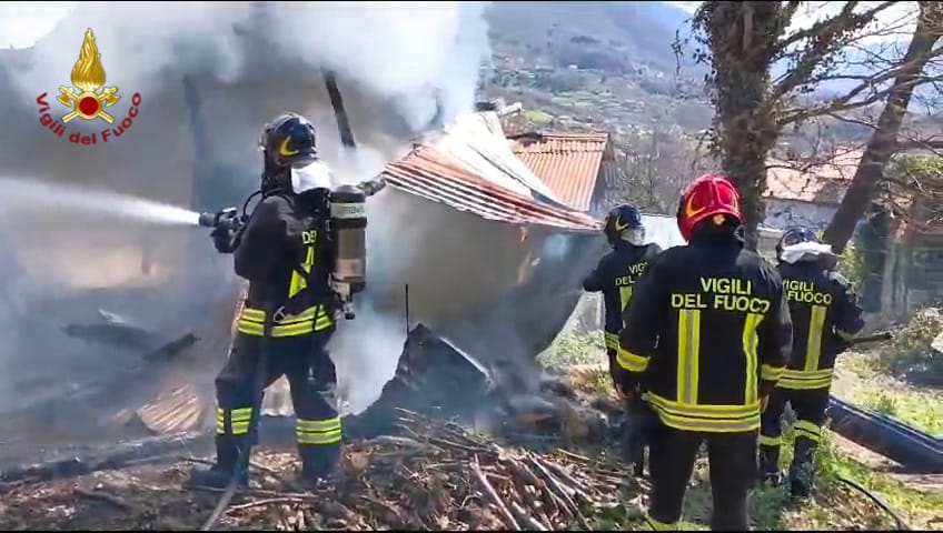 VIDEO/ A fuoco una baracca: delicate operazioni di spegnimento