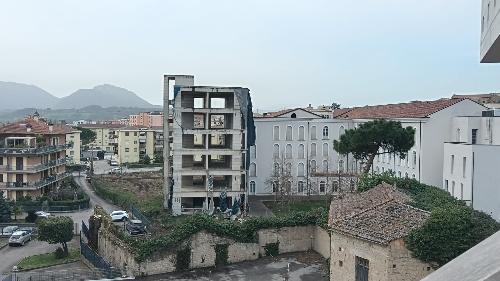 Benevento, l’ex Hotel Il Molino diventa campus: gli abitanti denunciano il disboscamento totale