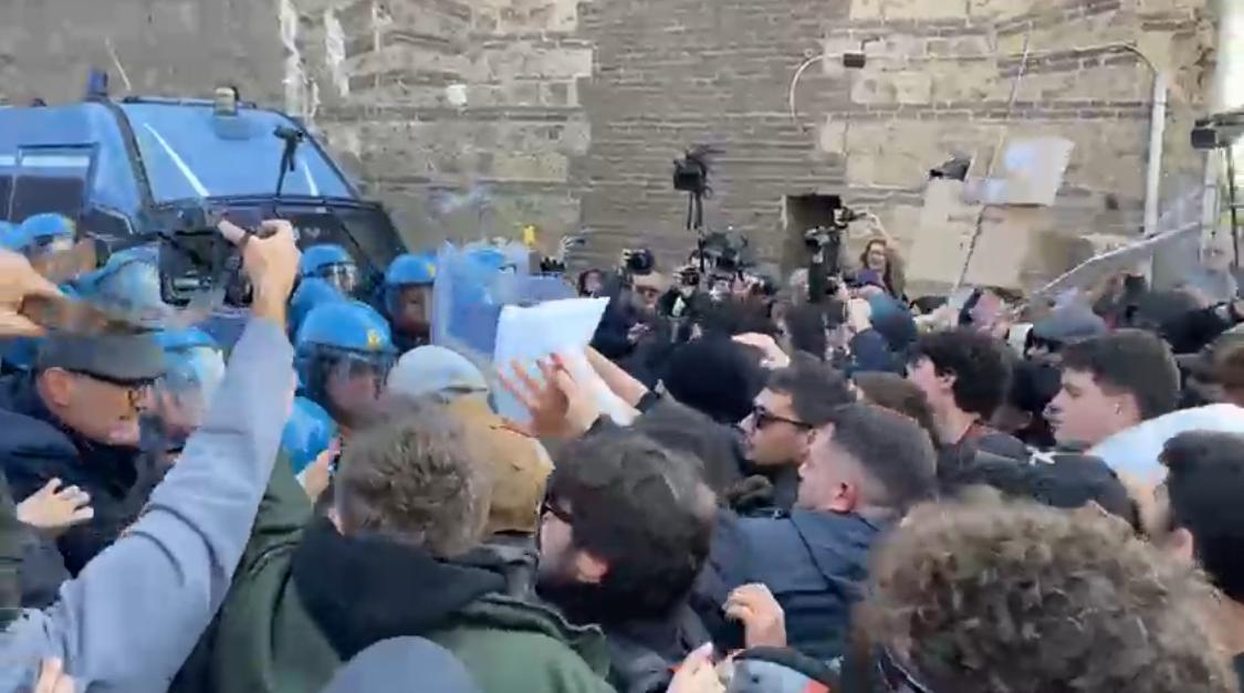 Scosse Campi Flegrei, cariche a corteo di Bagnoli: ai ministri leghisti consegnate richieste