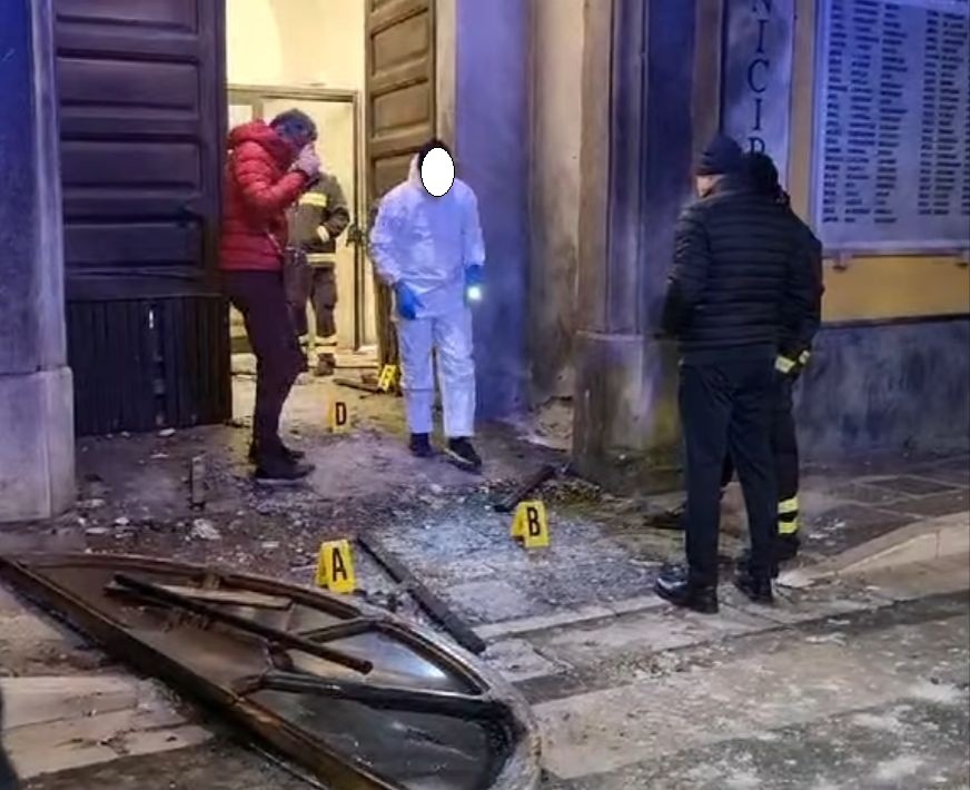 Castel San Giorgio, bomba davanti al Municipio: facciata distrutta