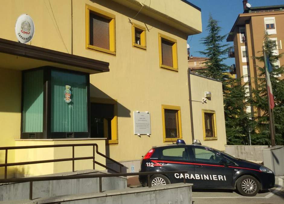 Alla guida di auto rubata in possesso di munizioni: denunciato