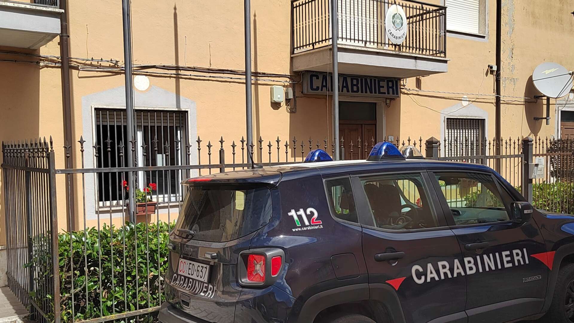 In giro di notte con arnesi da scasso: 19enne denunciato