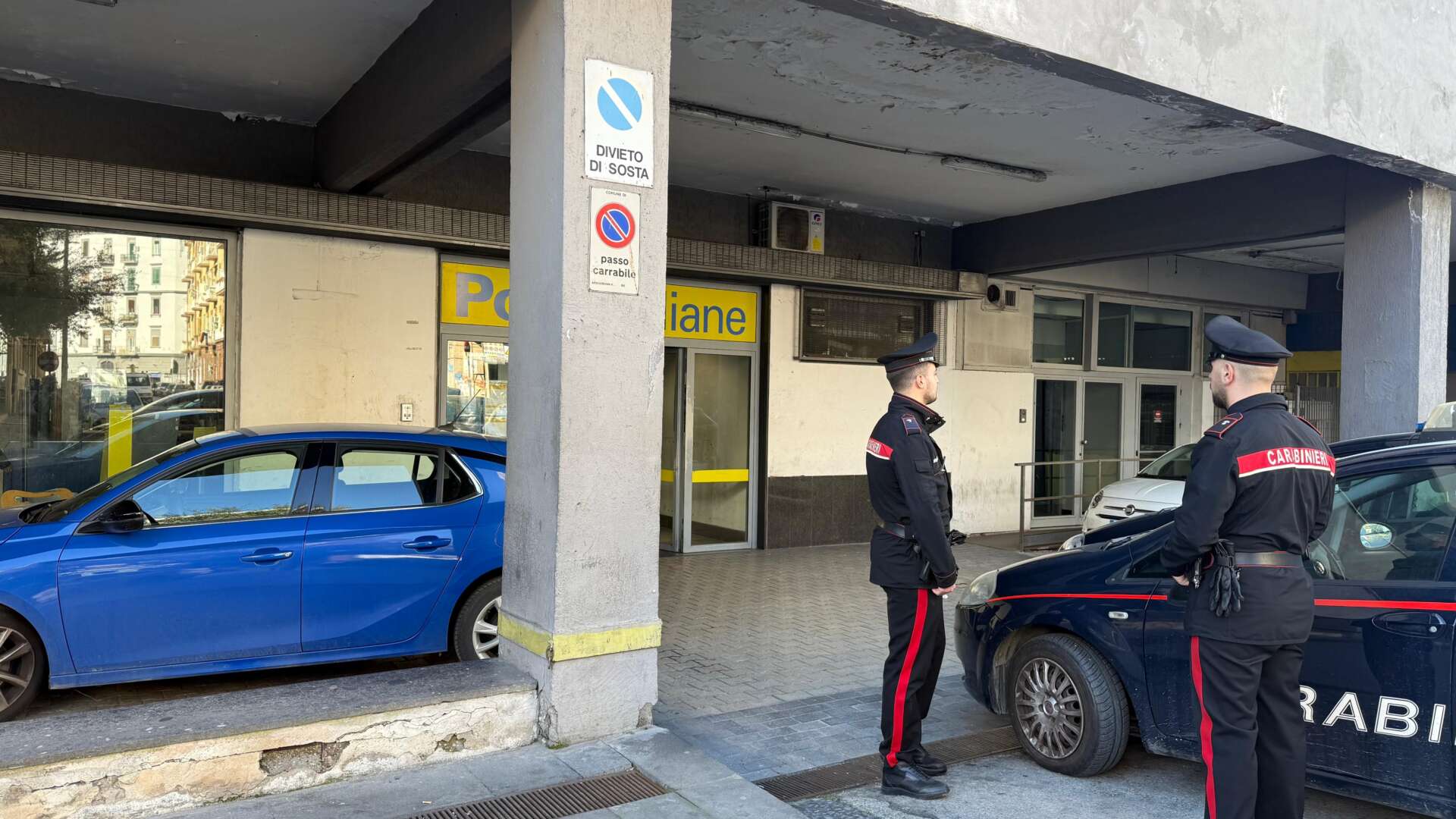 Colpo in ufficio postale a Napoli, ladri entrano da foro parete